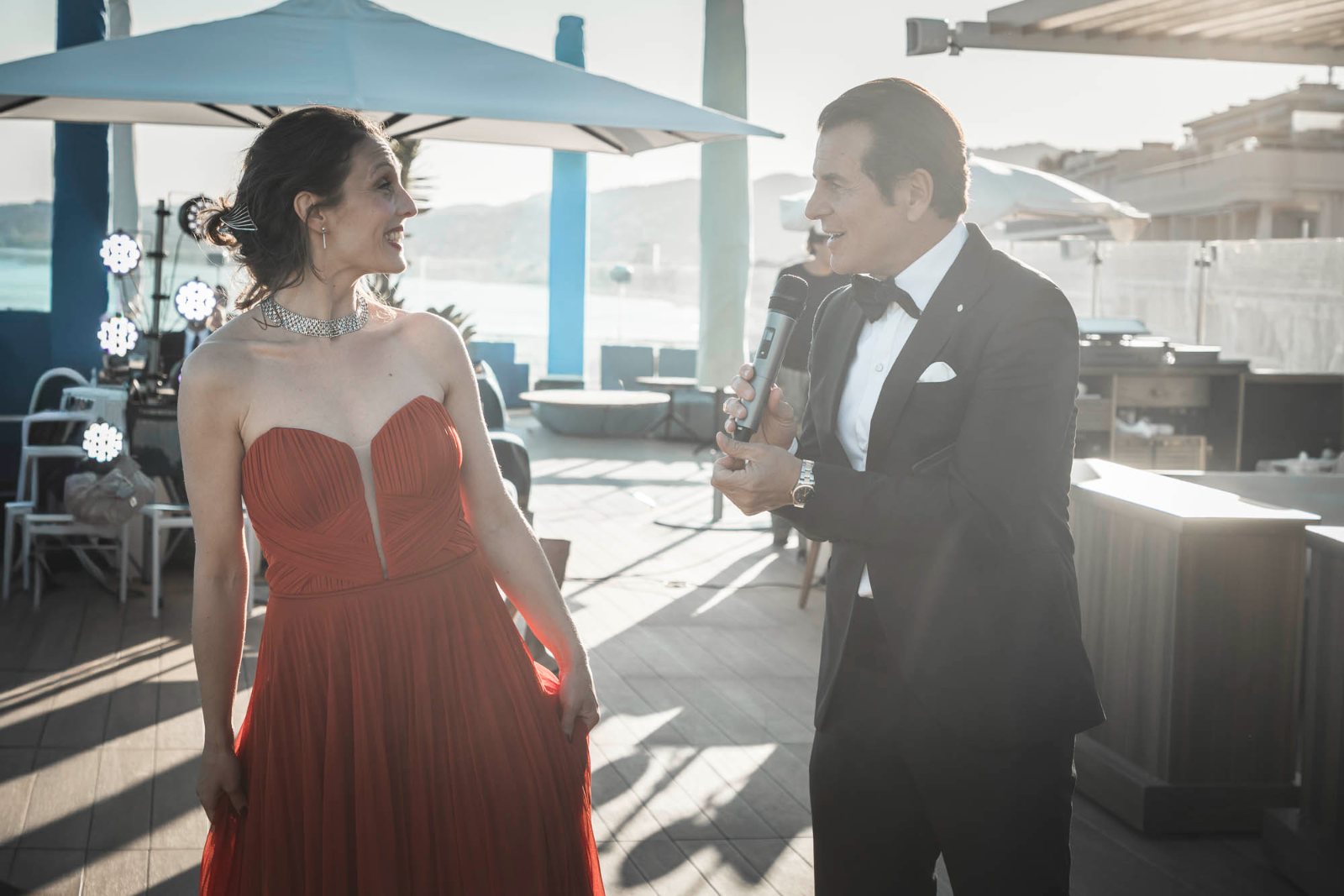 Nicole Tschaikin im Gespräch mit Vincent DePaul auf der Terrasse in Cannes