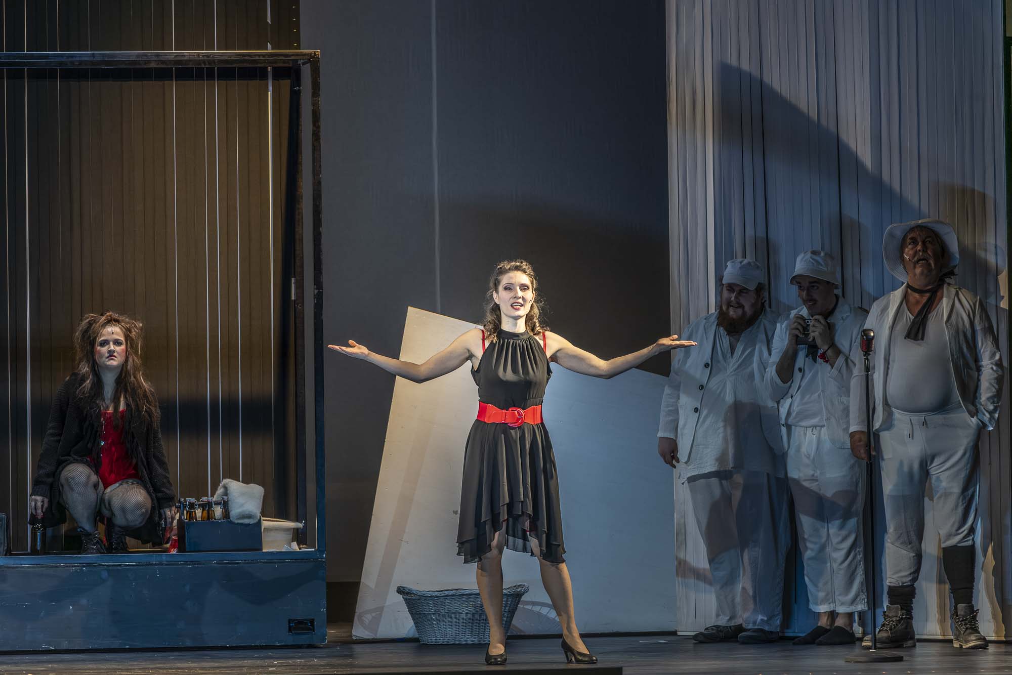 Polly, Auftritt, Die Dreigroschenoper, Freies Landestheater Bayern. Foto: Jan E. Siebert