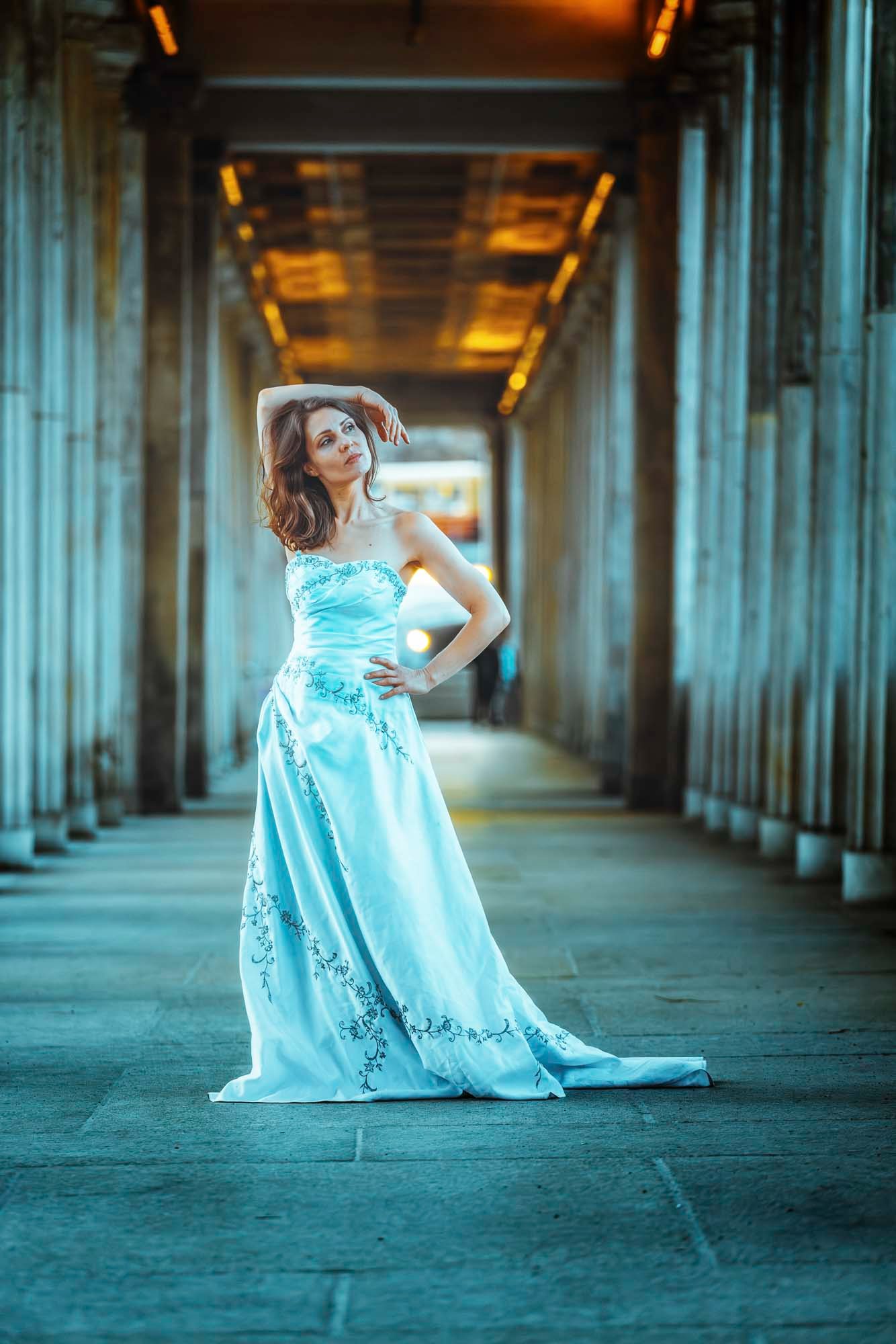 Nicole Tschaikin im hellblauen Kleid in einem Säulengang. Foto: Jan E. Siebert