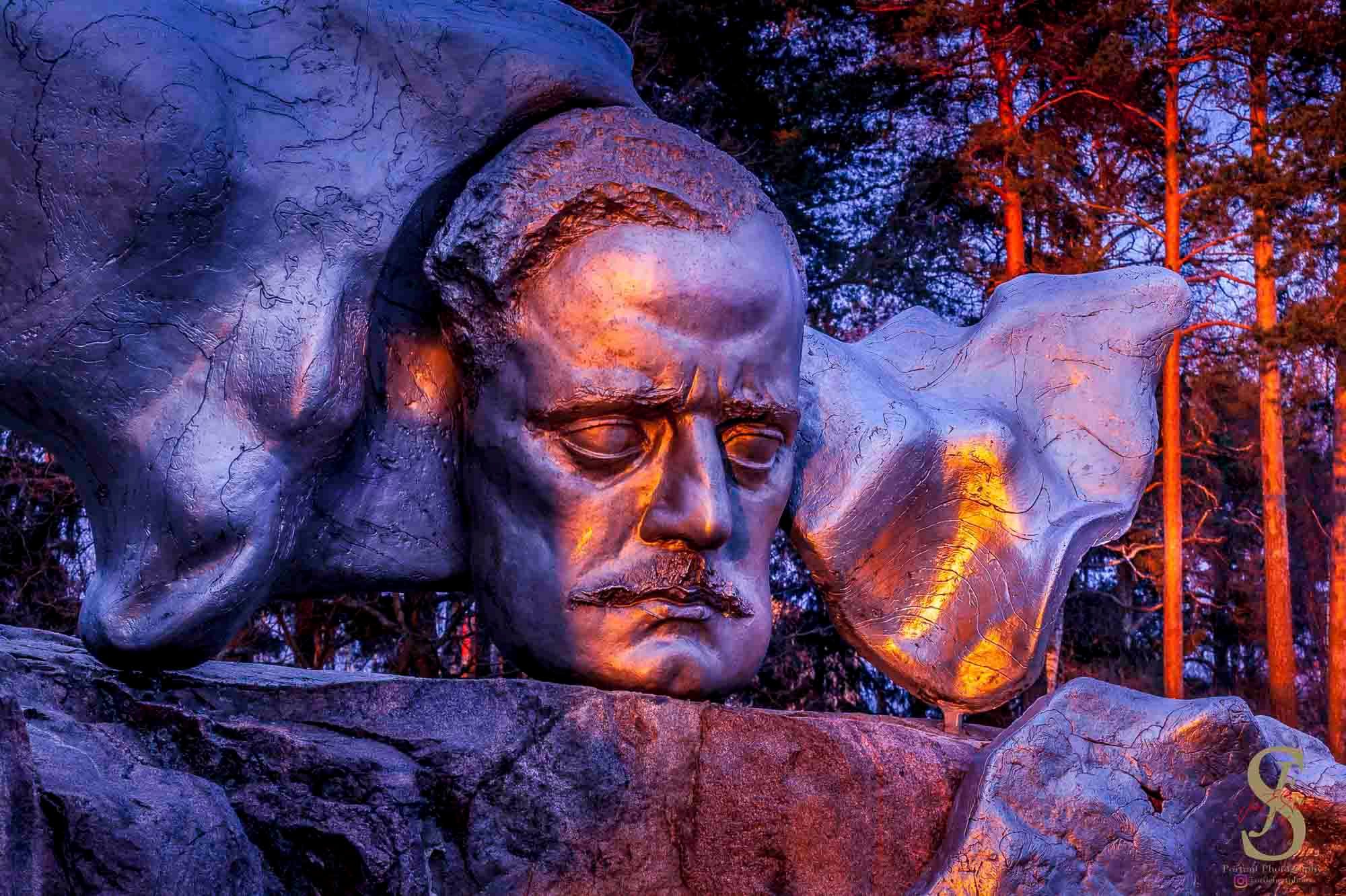 Das Porträtrelief von Jean Sibelius am Denkmal in Helsinki