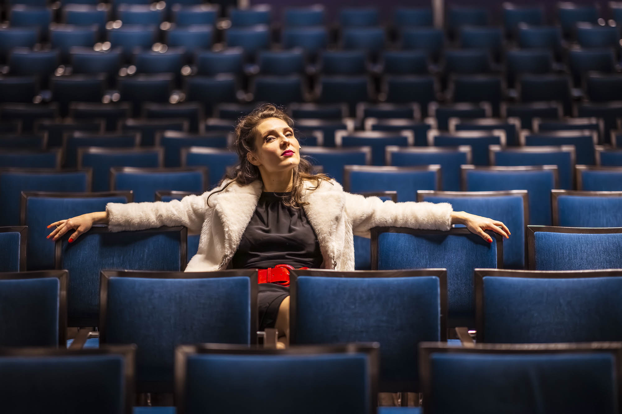 Nicole Tschaikin im leeren Zuschauerraum eines Theaters