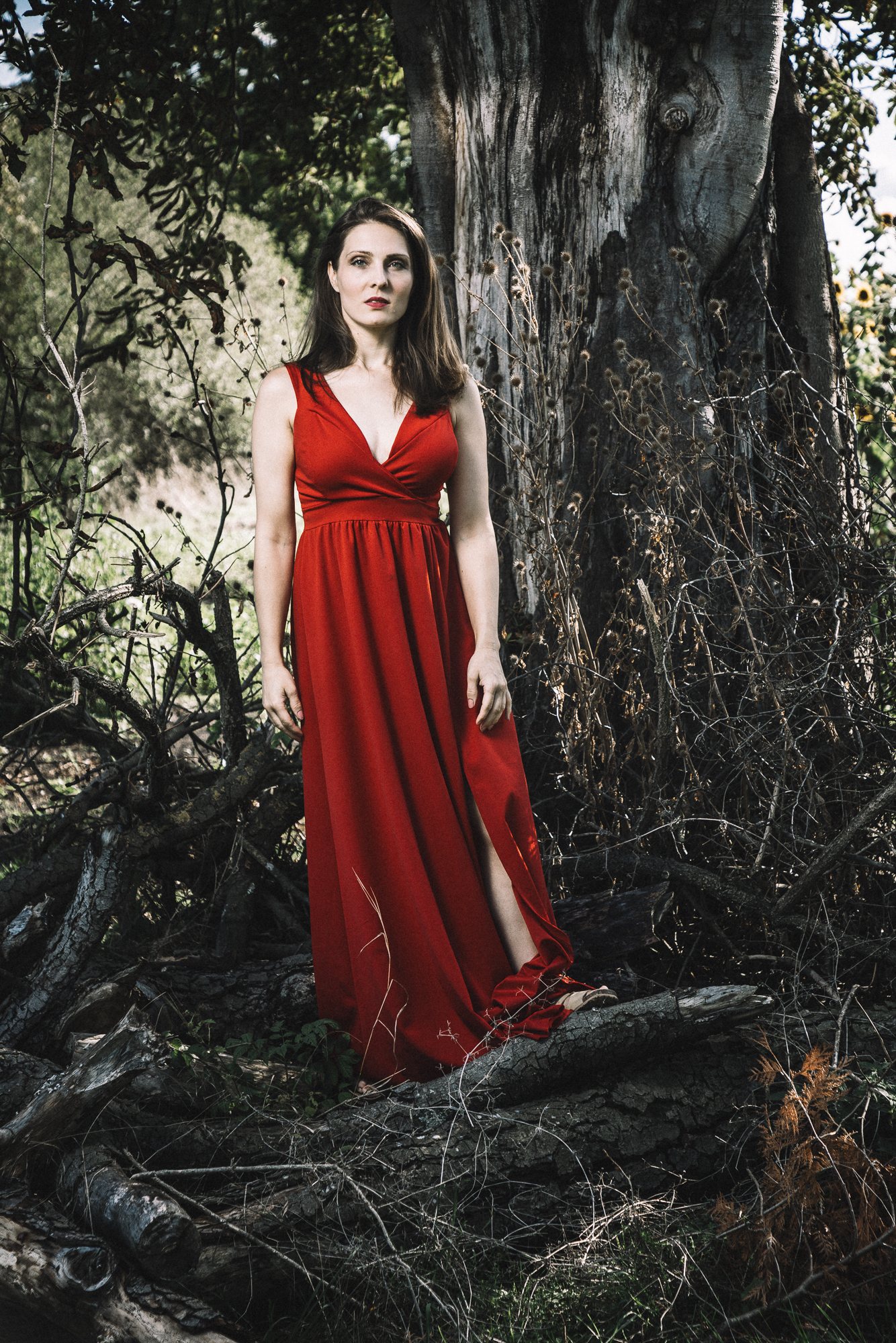 Nicole Tschaikin im roten Kleid vor einem alten Baum. Foto: Jan E. Siebert