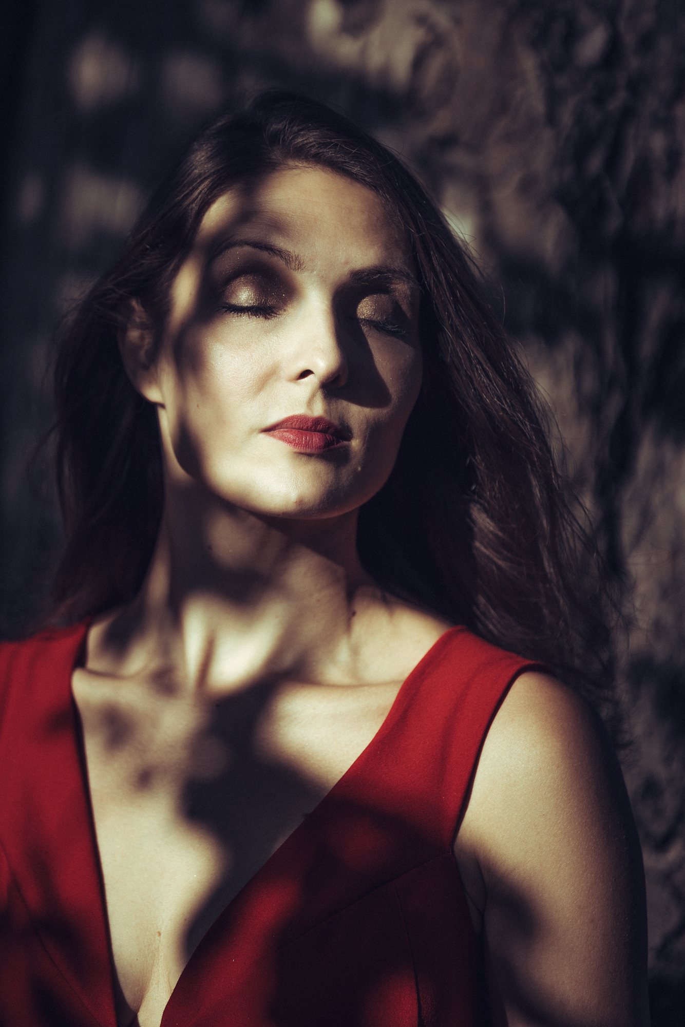 Nicole Tschaikin mit geschlossenen Augen im Schattenspiel der Blätter. Foto: Jan E. Siebert